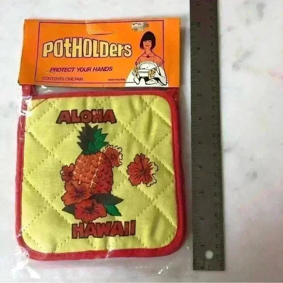 New in package! Pair of  vintage 1970s souvenir Hawaii potholders - Picture 7 of 7